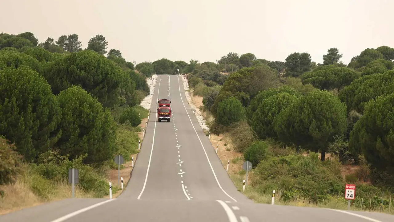 Un cami&oacute;n de bomberos trabaja en las labores de extinci&oacute;n del incendio forestal