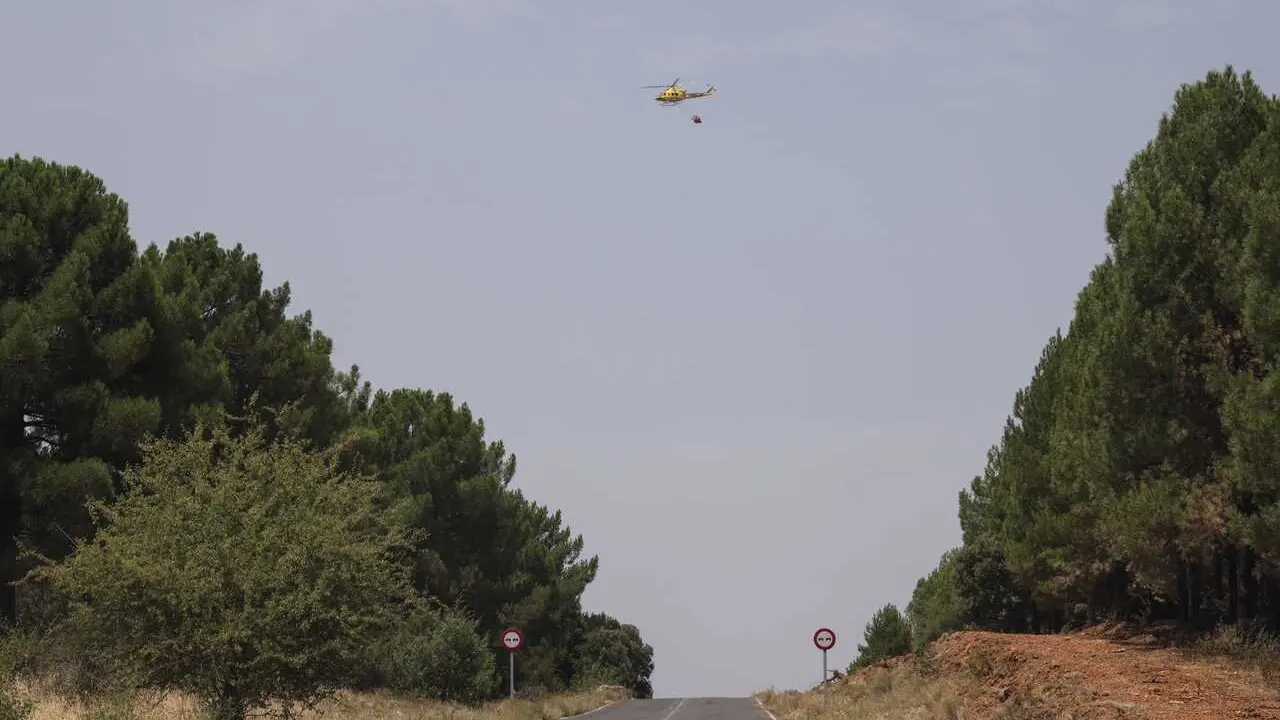 Un helic&oacute;ptero trabaja en las labores de extinci&oacute;n, a 22 de julio de 2026, en Guadalajara, Castilla-La Mancha (Espa&ntilde;a). Page ha asegurado, tras la reuni&oacute;n de CECOPI que ha tenido lugar en Tamaj&oacute;n (Guadalajara), que el incendio de La Mierla ha entrado 'en 