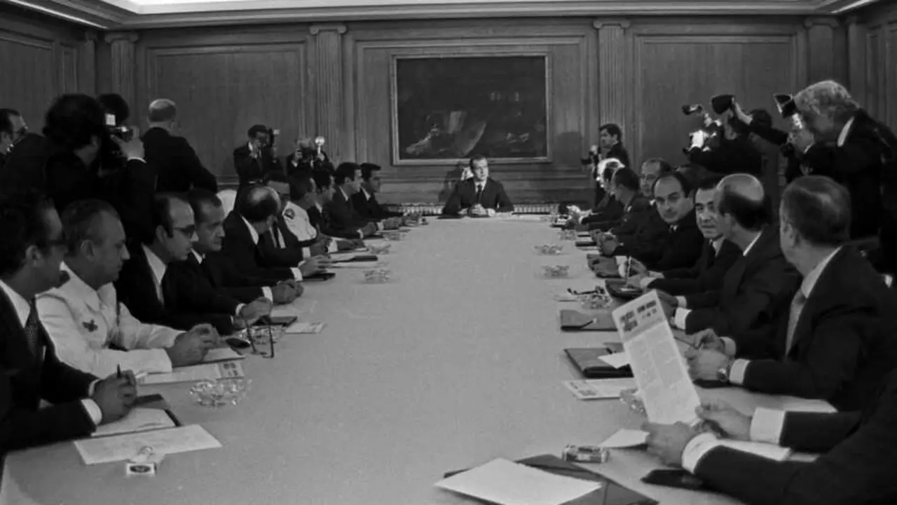 Primer Consejo de Ministros del gobierno de Adolfo Su&aacute;rez, que presidi&oacute; el rey Juan Carlos I