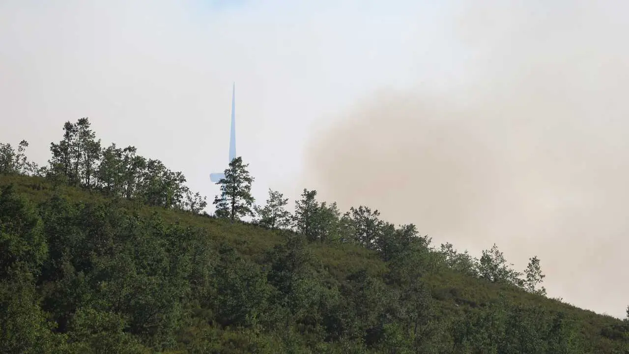 Vista del humo ocasionado por el incendio forestal en Murias de Ponjos, a 24 de julio de 2026, en Ponjos, Le&oacute;n, Castilla y Le&oacute;n (Espa&ntilde;a).