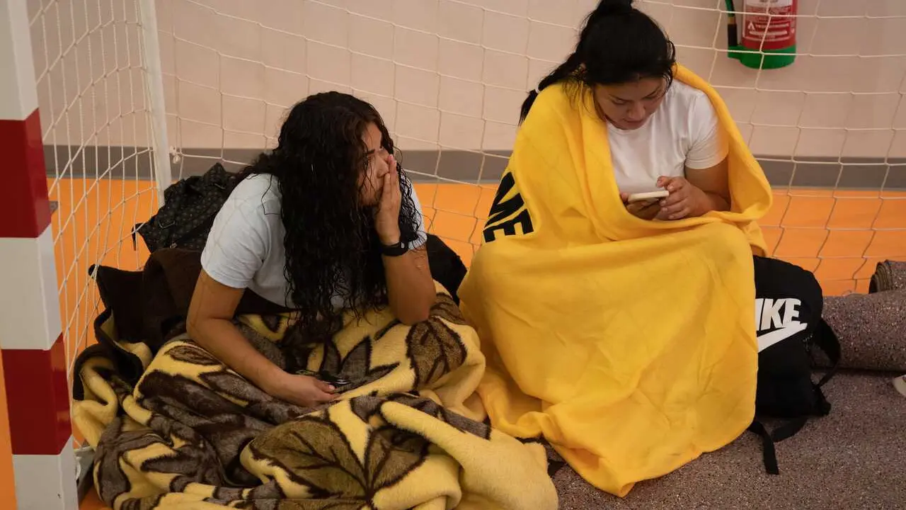 Varias personas desalojadas por el incendio forestal se refugian en el Polideportivo de Villamanta, a 24 de julio de 2026, en Villamanta, Madrid (Espa&ntilde;a). El Gobierno ha declarado la emergencia de inter&eacute;s nacional en la Comunidad de Madrid y &Aacute;vila como co