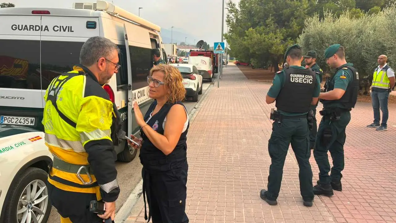La delegada del Gobierno en la Comunitat Valenciana, Pilar Bernab&eacute;, en el PMA del incendio de Vall d'Uix&oacute; (Castell&oacute;n)