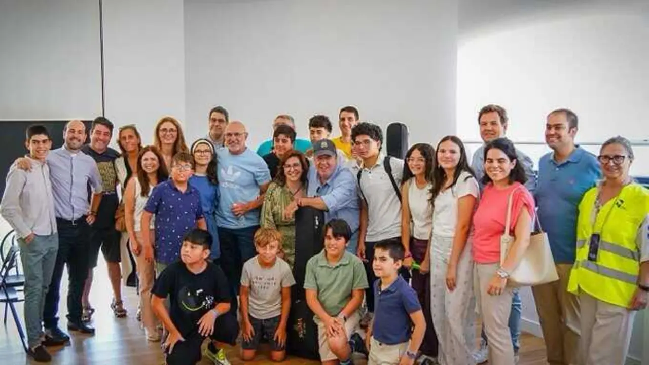 Luis de la Fuente visita en Las Rozas a los desalojados por los incendios