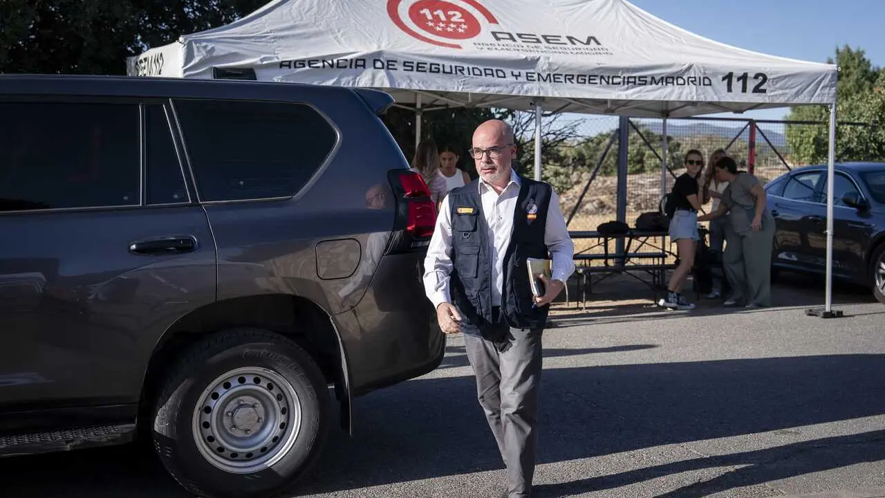 El delegado del Gobierno en la Comunidad de Madrid, Francisco Mart&iacute;n, durante una visita al Puesto de Mando Avanzado (PMA), a 24 de julio de 2026, en Cenicientos, Madrid (Espa&ntilde;a). La reuni&oacute;n se produce despu&eacute;s de la complicaci&oacute;n de los incendios que est&aacute;n
