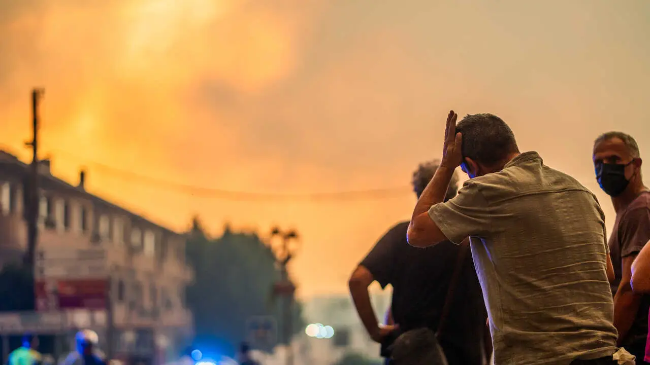 Varias personas observan el fuego durante las labores de extinci&oacute;n del incendio forestal, a 25 de julio de 2026, en La Adrada, &Aacute;vila, Castilla y Le&oacute;n (Espa&ntilde;a). La Adrada, uno de los municipios del Valle del Ti&eacute;tar (&Aacute;vila), ha sido evacuado de forma preven