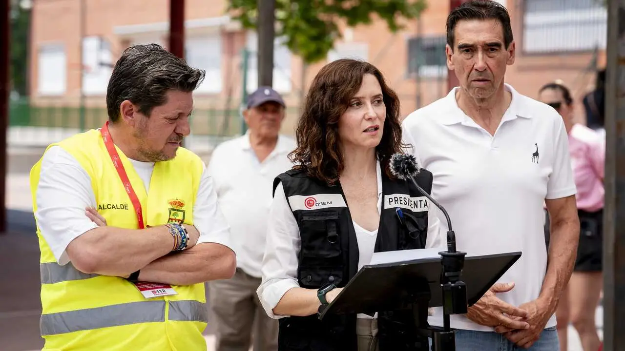 La presidenta de la Comunidad de Madrid, Isabel D&iacute;az Ayuso (c),  atiende a los medios durante la visita a los evacuados por el incendio de la sierra oeste, en el polideportivo La Chopera, a 26 de julio de 2026, en Villamanta, Madrid (Espa&ntilde;a). 