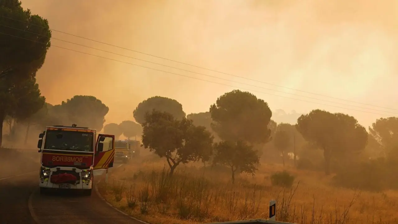 La UME asegura que el incendio entre Madrid y &Aacute;vila est&aacute; contenido aunque mantiene "unas cabezas activas"