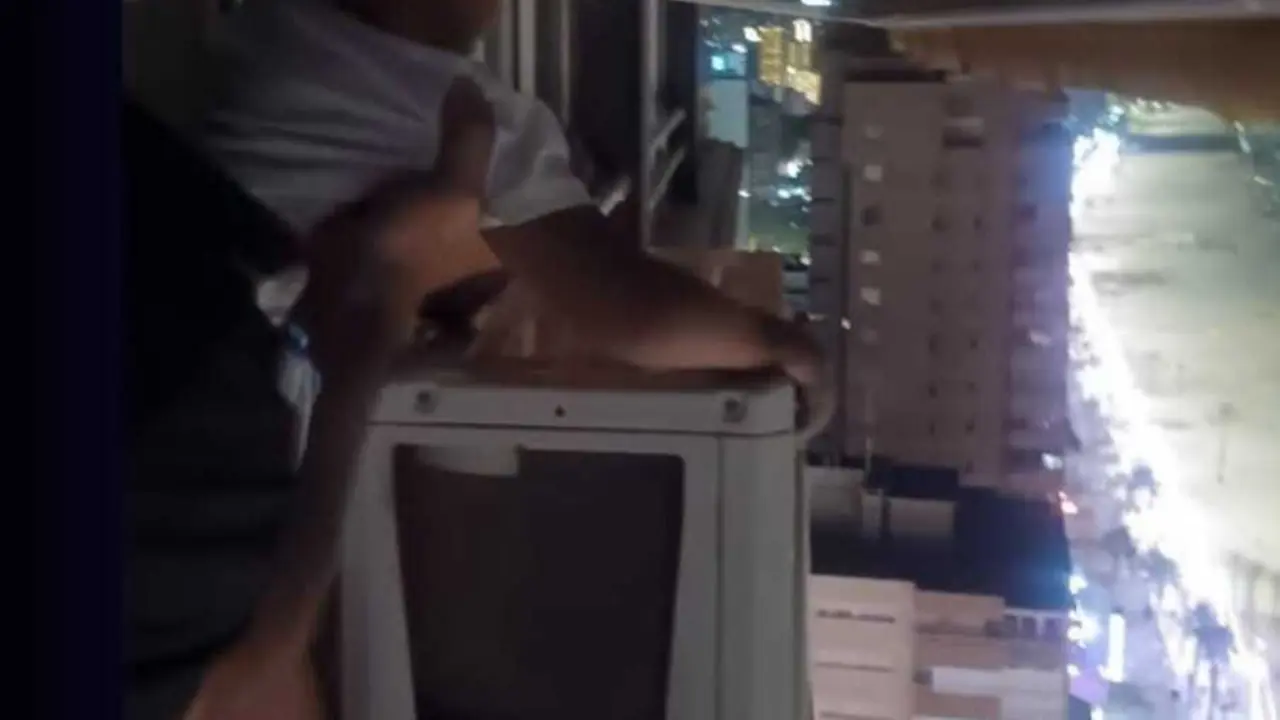 La Polic&iacute;a rescata a un ni&ntilde;o que estaba sobre un aire acondicionado en un piso 21 y detiene al padre