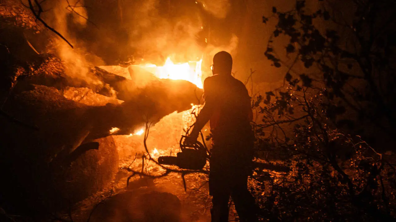 Una persona trabaja en las labores de extinci&oacute;n del incendio forestal, a 26 de julio de 2026, en La Adrada, &Aacute;vila, Castilla y Le&oacute;n (Espa&ntilde;a). 
