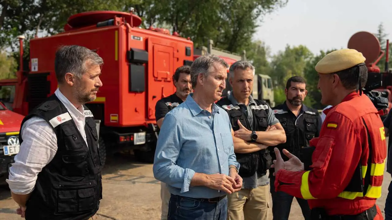 El presidente del PP, Alberto N&uacute;&ntilde;ez Feij&oacute;o, en la visita al puesto de mando de los incendios de la Comunidad de Madrid.