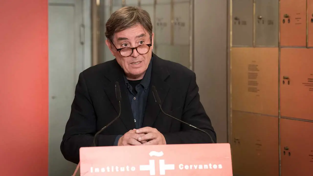 Archivo - El director del Cervantes, Luis Garc&iacute;a Montero, durante el registro del legado de la hispanista india Vibha Maurya en la Caja de Letras del Instituto Cervantes, a 6 de mayo de 2026, en Madrid (Espa&ntilde;a). La hispanista india Vibha Maurya fue la pri