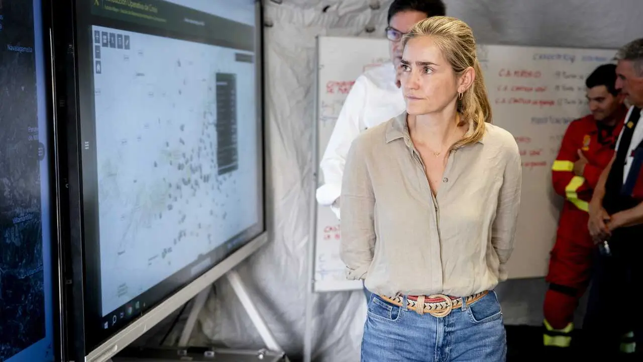 La vicepresidenta tercera del Gobierno y ministra para la Transici&oacute;n Ecol&oacute;gica y el Reto Demogr&aacute;fico, Sara Aagesen durante una visita al puesto de mando avanzado para centralizar las labores de extinci&oacute;n del incendio forestal.