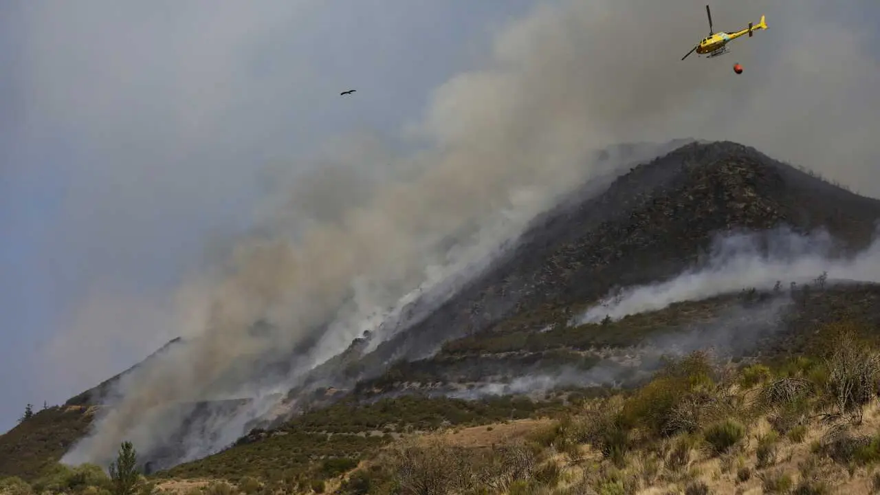 Archivo - Efectivos trabajan en el incendio Fasgar