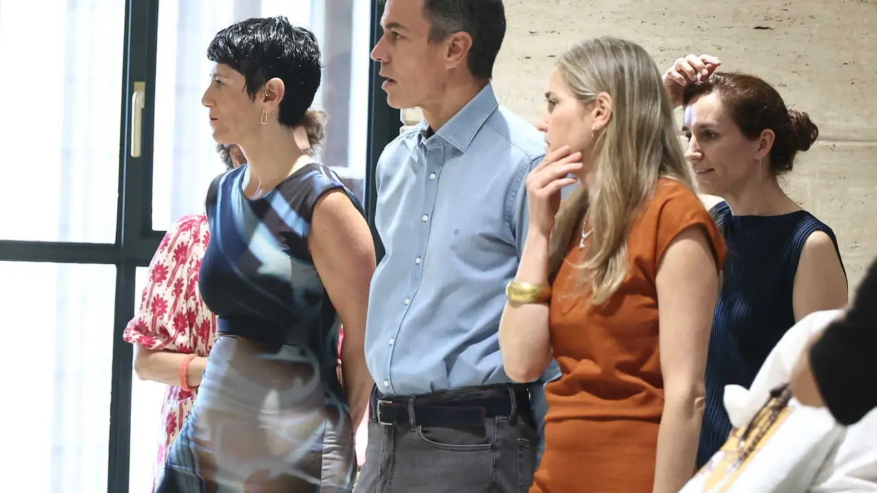 El presidente del Gobierno, Pedro S&aacute;nchez, y la  vicepresidenta tercera y ministra para la Transici&oacute;n Ecol&oacute;gica y el Reto Demogr&aacute;fico, Sara Aagesen, durante la clausura de la presentaci&oacute;n de la Red de Refugios Clim&aacute;ticos.