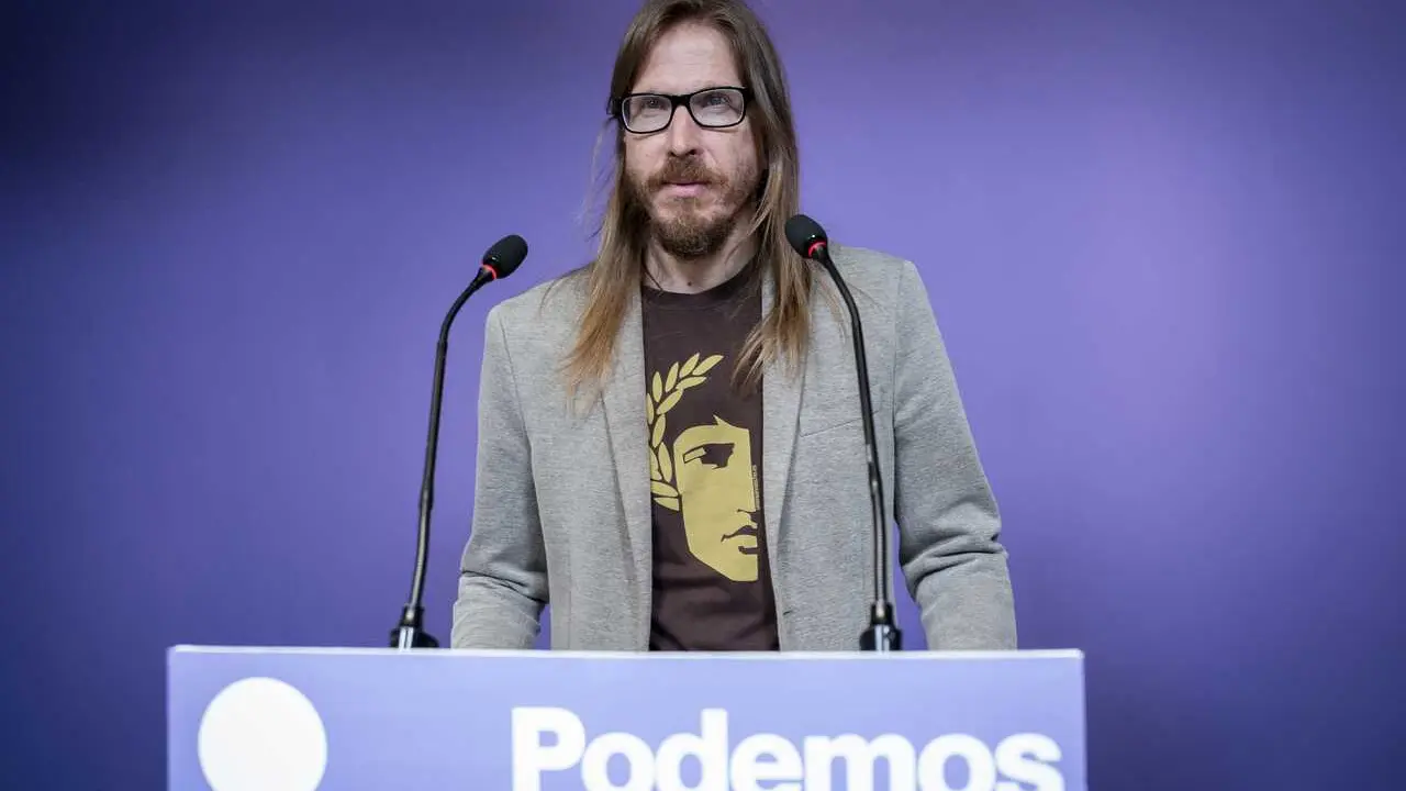 Archivo - El secretario de Organizaci&oacute;n y portavoz de Podemos, Pablo Fern&aacute;ndez, durante una rueda de prensa en la sede de Podemos, a 18 de mayo de 2026, en Madrid (Espa&ntilde;a).
