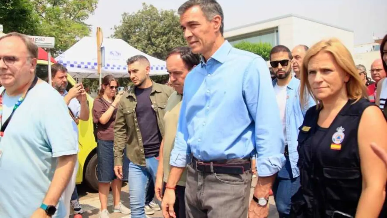 Pedro S&aacute;nchez visitando la zona afectada por el incendio en Castell&oacute;n el 27 de julio de 2026