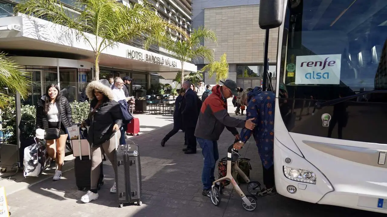 Archivo - Pasajeros de la l&iacute;nea de alta velocidad Madrid-M&aacute;laga llegando a la capital malague&ntilde;a en autob&uacute;s desde Antequera
