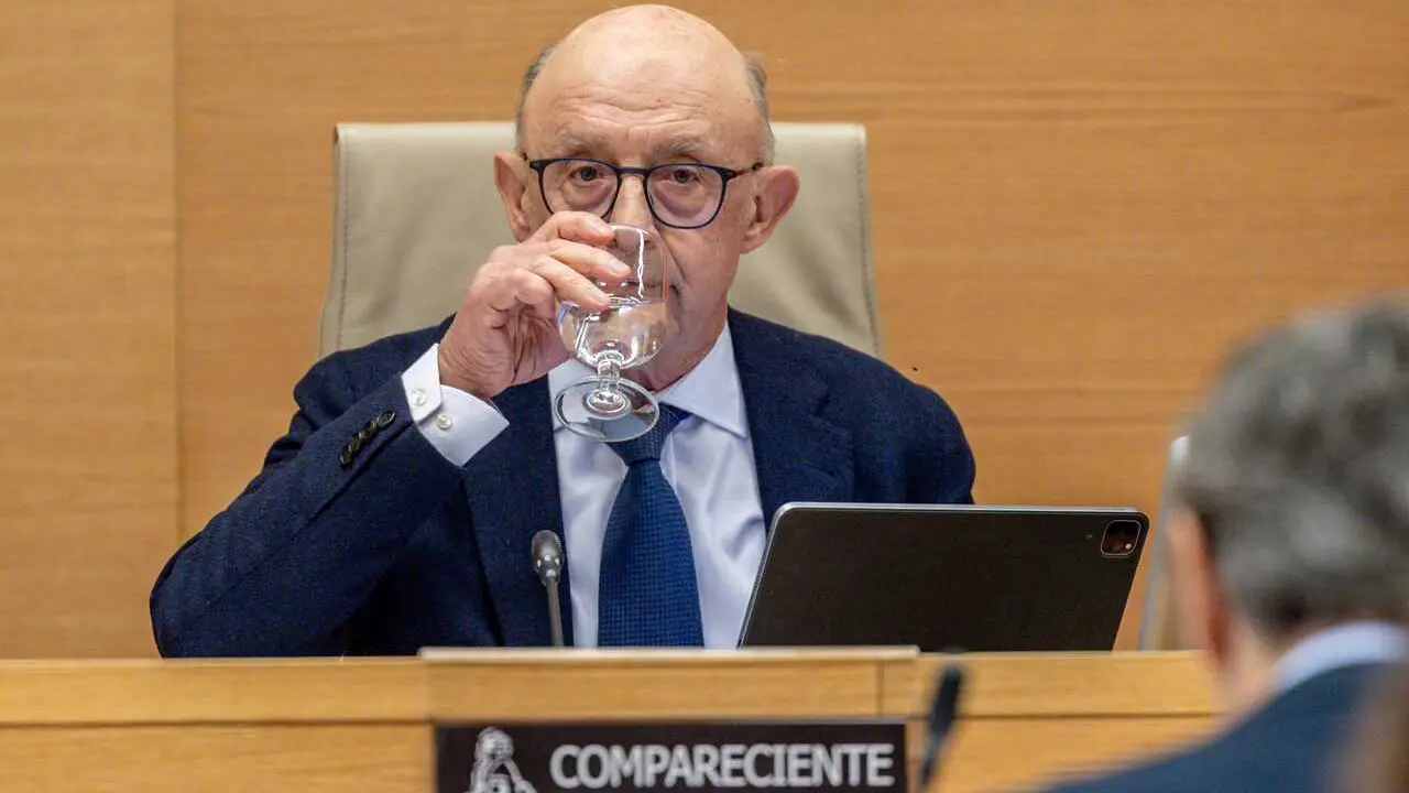 Archivo - El exministro de Hacienda y Funci&oacute;n P&uacute;blica Crist&oacute;bal Ricardo Montoro comparece ante la comisi&oacute;n de Investigaci&oacute;n sobre la denominada &lsquo;Operaci&oacute;n Catalu&ntilde;a&rsquo;, en el Congreso de los Diputados, a 14 de abril de 2025, en Madrid (Espa&ntilde;a).