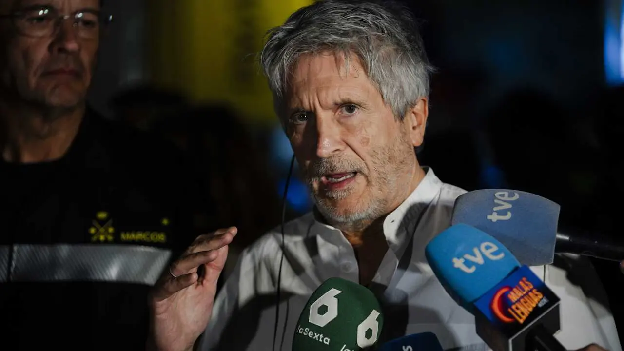 Archivo - El ministro del Interior, Fernando Grande Marlaska, atiende a los medios de comunicaci&oacute;n, en el Puesto de Mando Avanzado.