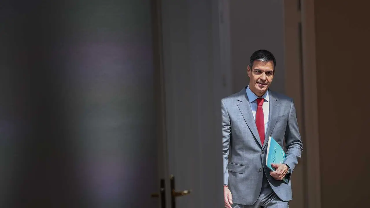 El presidente del Gobierno, Pedro S&aacute;nchez, a su llegada a la rueda de prensa en el Complejo de la Moncloa, a 28 de julio de 2026, en Madrid (Espa&ntilde;a). 