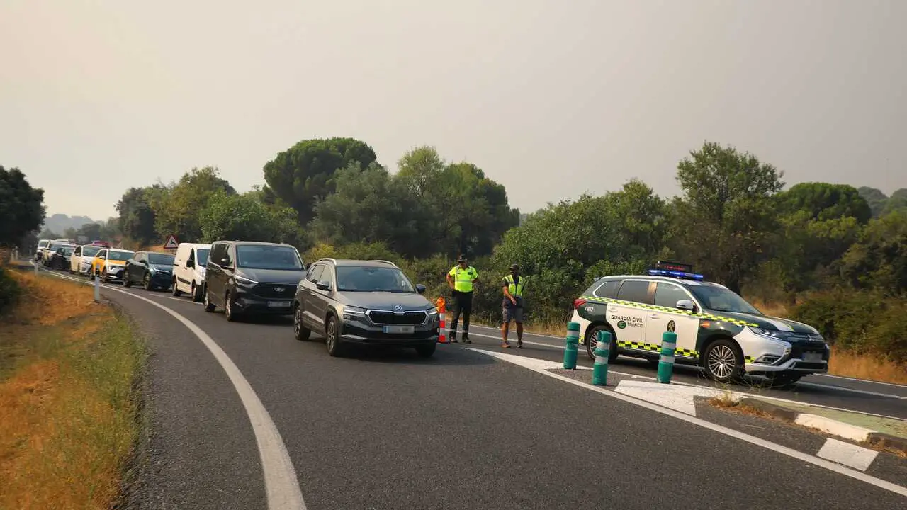 Agentes de la Guardia Civil cortan el acceso a San Mart&iacute;n de Valdeiglesias, a 24 de julio de 2026, en Madrid (Espa&ntilde;a). El Gobierno ha declarado la emergencia de inter&eacute;s nacional en la Comunidad de Madrid y &Aacute;vila como consecuencia de la evoluci&oacute;n de los in