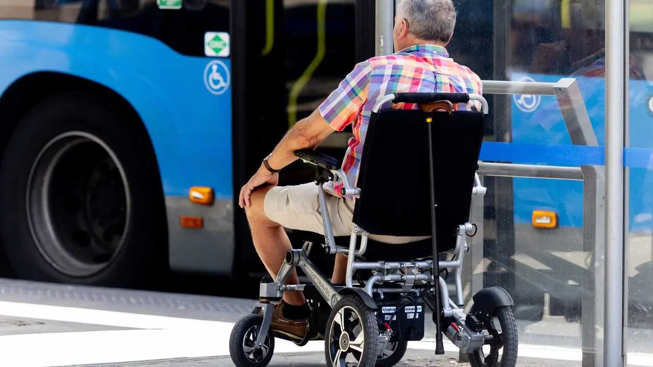 Archivo - Un hombre en silla de ruedas.