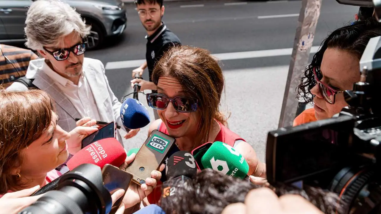 Archivo - La exconcejal socialista Leire D&iacute;ez atiende a los medios a su llegada a la sede del PSOE en Ferraz, a 3 de junio de 2025, en Madrid (Espa&ntilde;a).