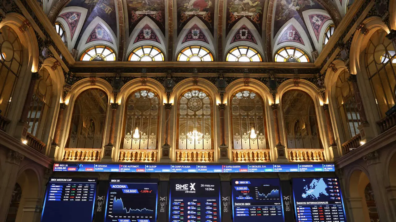 Archivo - Paneles del Ibex 35 en el Palacio de la Bolsa, en el Palacio de la Bolsa, a 26 de mayo de 2023, en Madrid (Espa&ntilde;a)