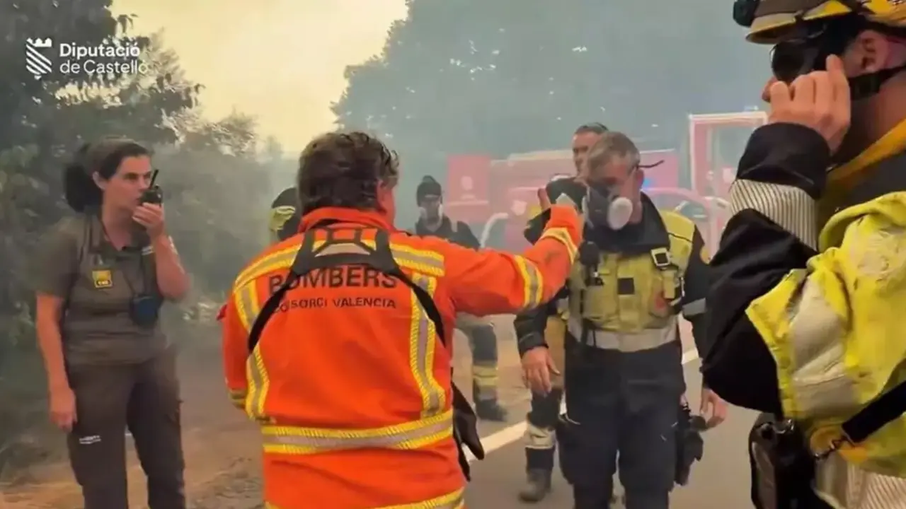 La madre de Violeta Mangri&ntilde;&aacute;n durante el operativo en el incendio.. Diputaci&oacute; de Castell&oacute;
