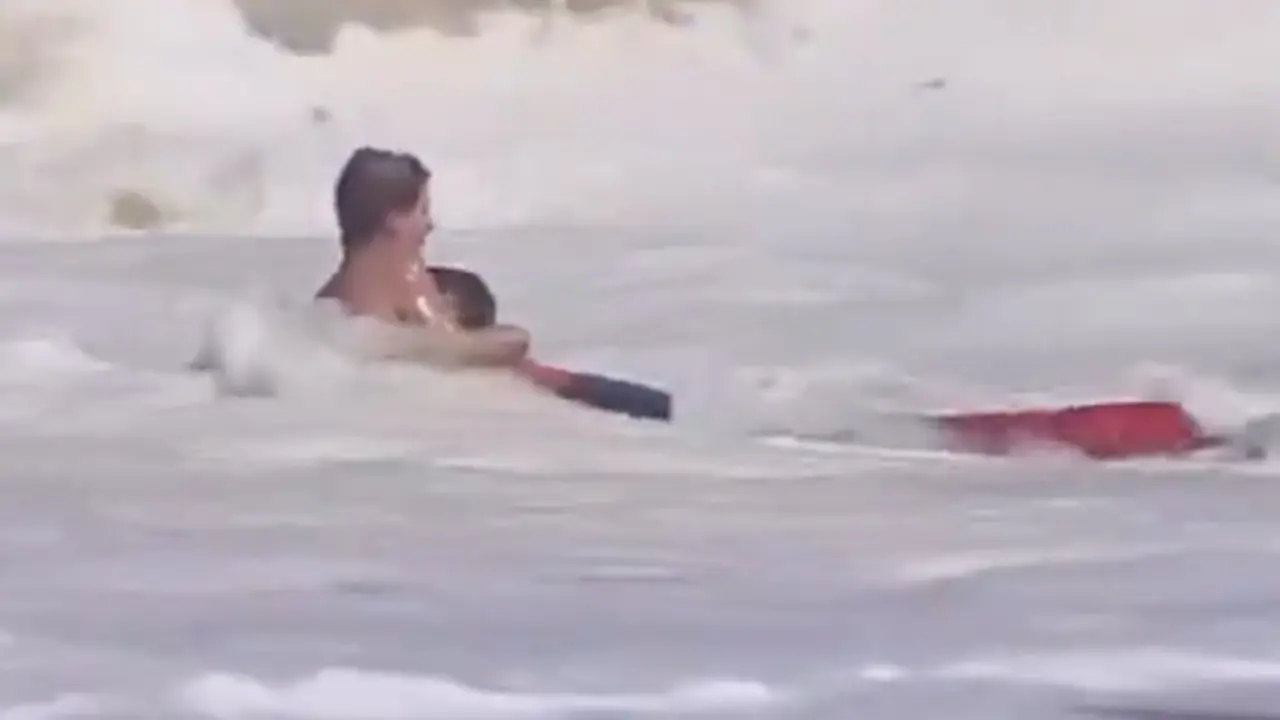 https://www.cordobabn.com/articulo/economia/joven-16-anos-salva-nino-morir-ahogado-ser-arrastrado-olas-playa-california/20260729112600263927.html