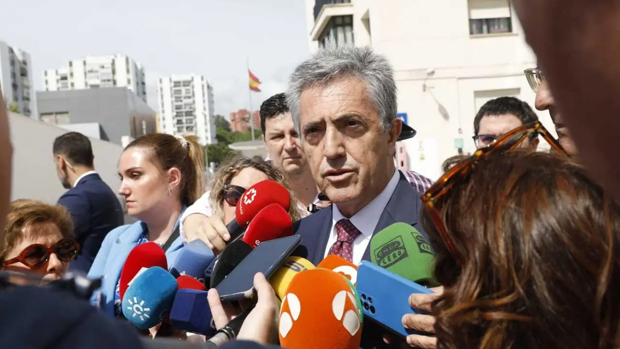 Archivo - El director general de la Guardia Civil, Leonardo Marcos, atiende a los medios antes de reunirse con los mandos de Andaluc&iacute;a. A 9 de mayo de 2024, en Algeciras, C&aacute;diz (Andaluc&iacute;a, Espa&ntilde;a). El director general de la Guardia Civil, Leonardo Marcos,