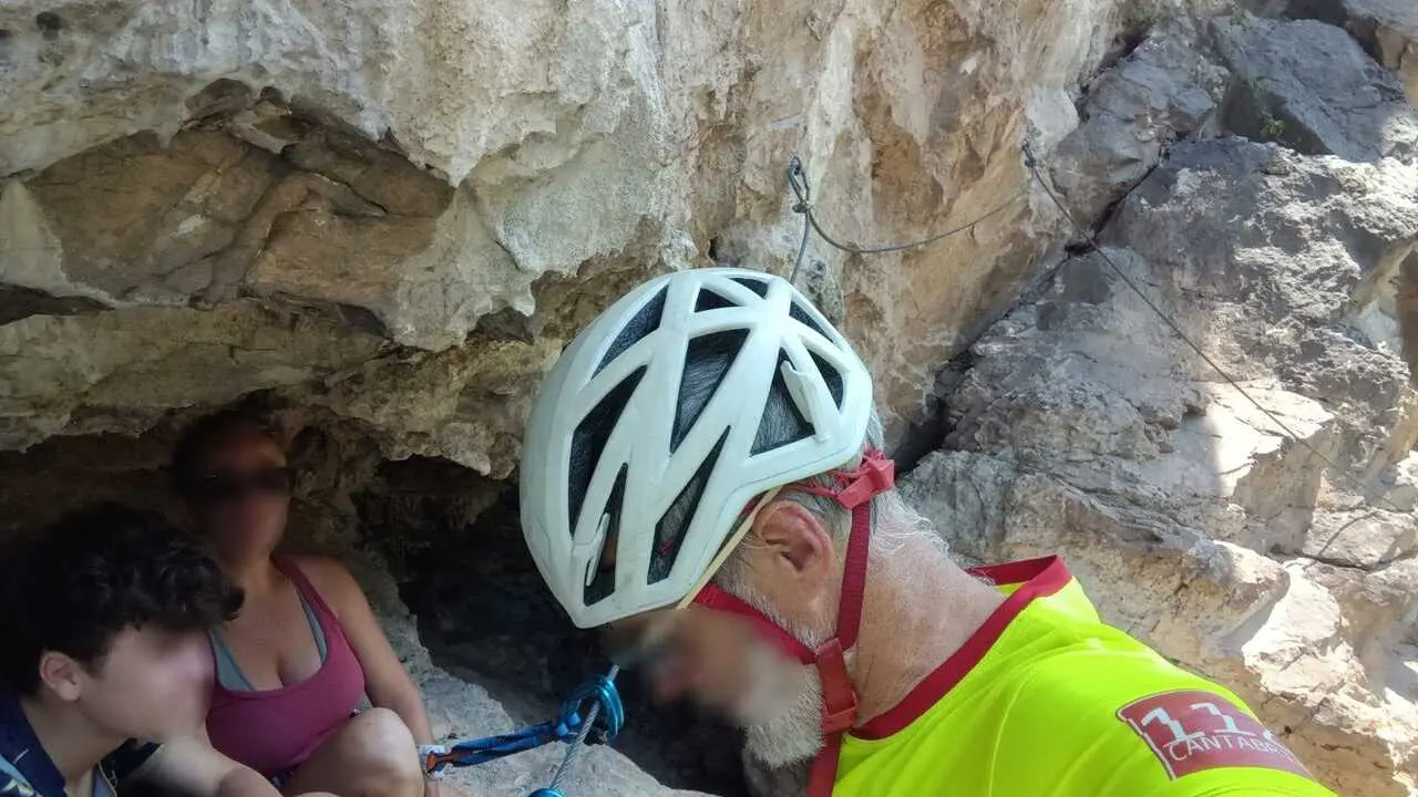 Imagen del rescate a una madre y su hijo, de nacionalidad francesa, enriscados en la V&iacute;a Ferrata de la Hermida