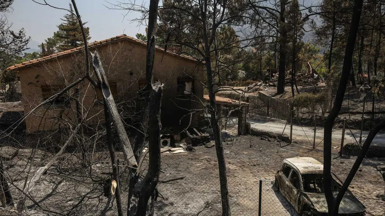 Una casa y un coche calcinados por el incendio forestal a las afueras de Casavieja 