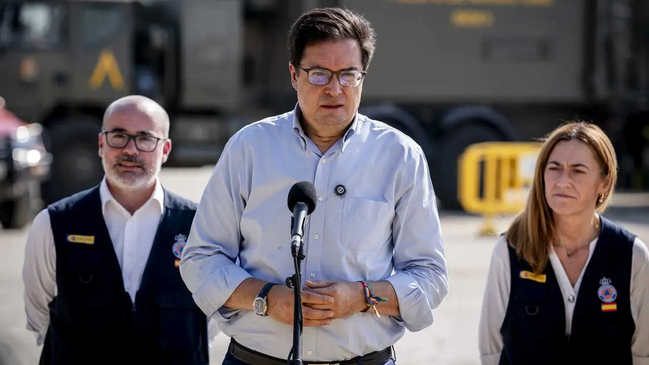El ministro para la Transformaci&oacute;n Digital y de la Funci&oacute;n P&uacute;blica, &Oacute;scar L&oacute;pez, atiende a los medios durante una visita al Puesto de Mando Avanzado (PMA), a 29 de julio de 2026, en Navalcarnero, Madrid (Espa&ntilde;a).