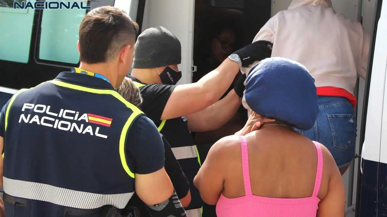 Archivo - Agentes de la Polic&iacute;a Nacional tras desarticular una red de trata y explotaci&oacute;n de mujeres en una imagen de archivo