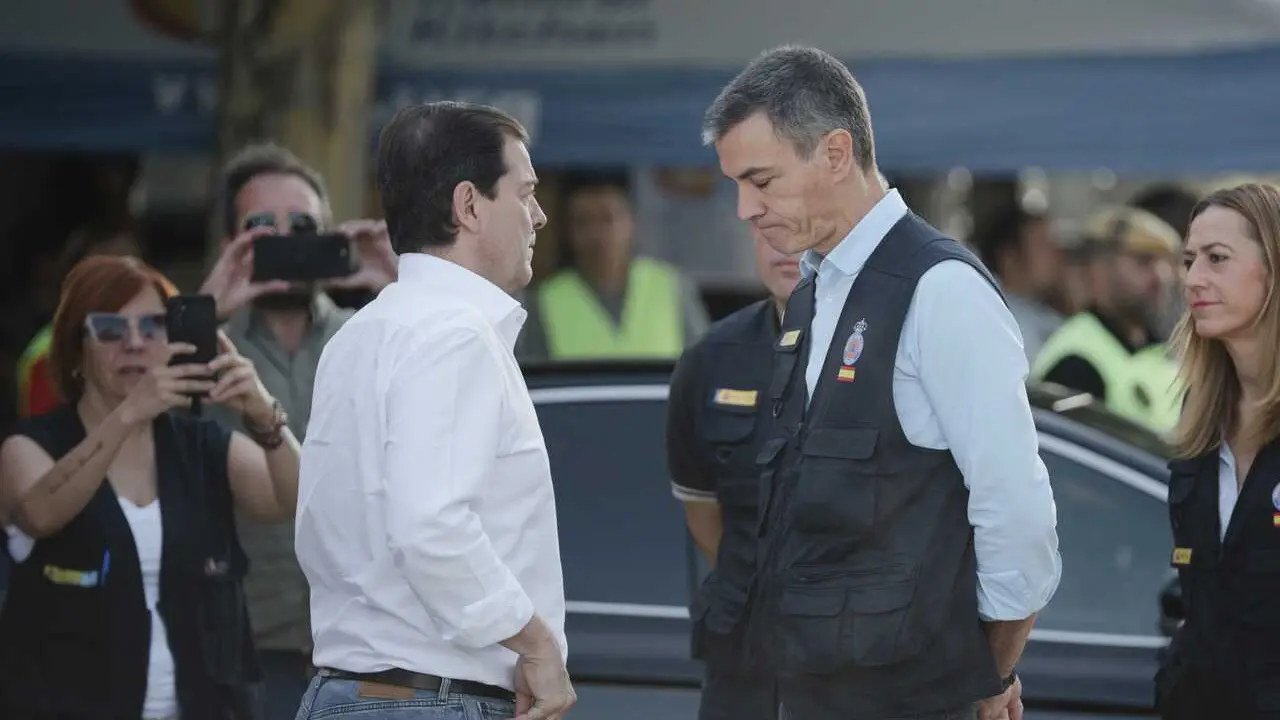 El presidente del Gobierno, Pedro S&aacute;nchez (d), y el presidente de Castilla y Le&oacute;n, Alfonso Fern&aacute;ndez Ma&ntilde;ueco (i), durante una visita al Puesto de Mando Avanzado por el incendio forestal de Burgohondo, a 30 de julio de 2026, en Navaluenga, &Aacute;vila.