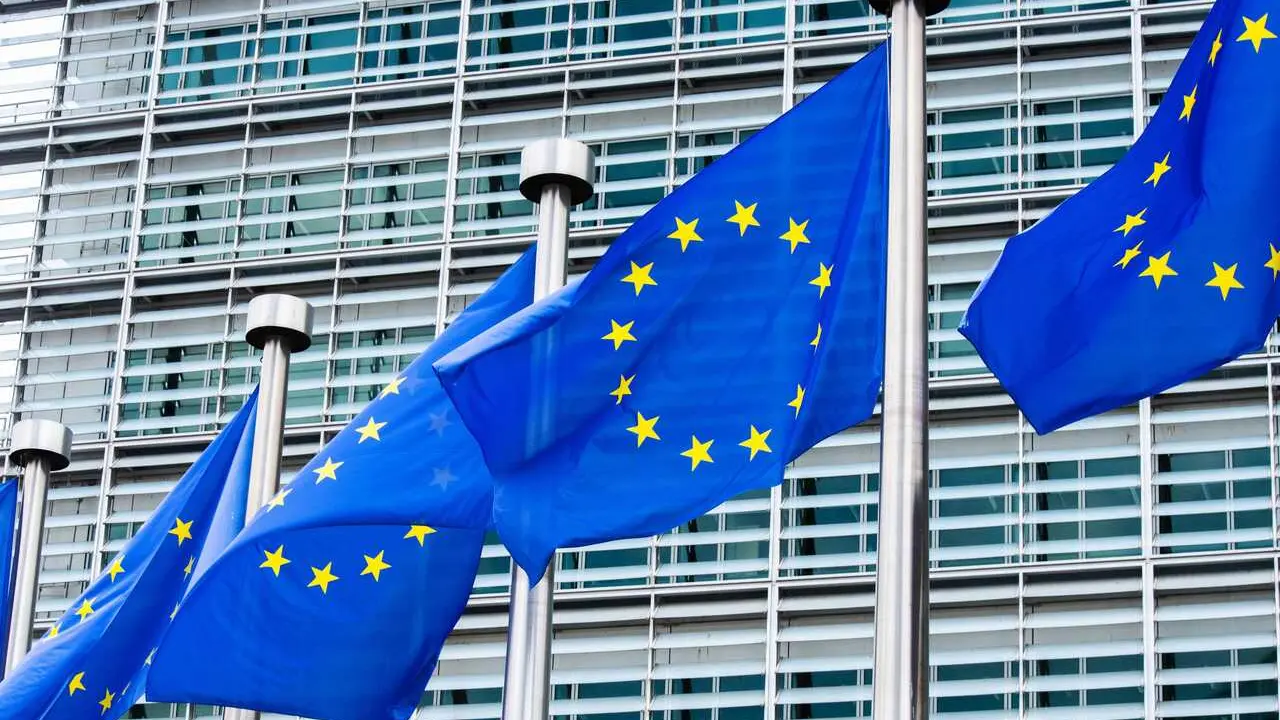 Archivo - Las banderas de la Uni&oacute;n Europea ondean frente al edificio Berlaymont en Bruselas, sede de la Comisi&oacute;n Europea