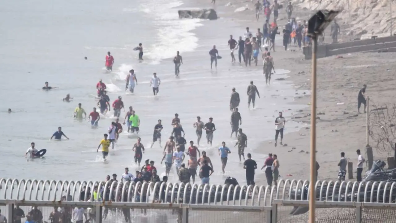 Imagen de migrantes cruzando la frontera de Ceuta.