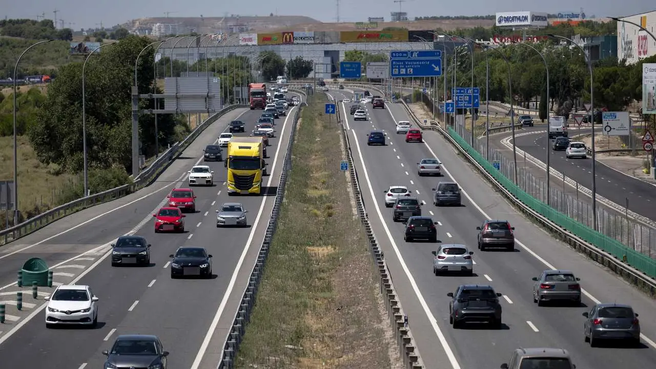Decenas de veh&iacute;culos, durante la segunda operaci&oacute;n salida del verano 2026, en la carretera A-3, a 17 de julio de 2026, en Madrid (Espa&ntilde;a). La segunda operaci&oacute;n salida del verano, llamada por la DGT &lsquo;Operaci&oacute;n Especial 1 de agosto&rsquo;, se desarrolla entre el 