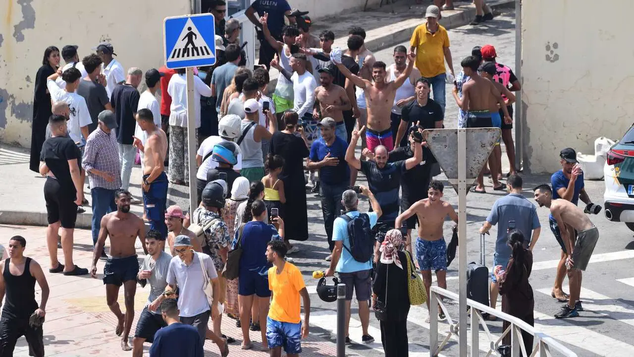 Varios migrantes celebran haber cruzado la frontera, a 30 de julio de 2026, en Ceuta (Espa&ntilde;a). 