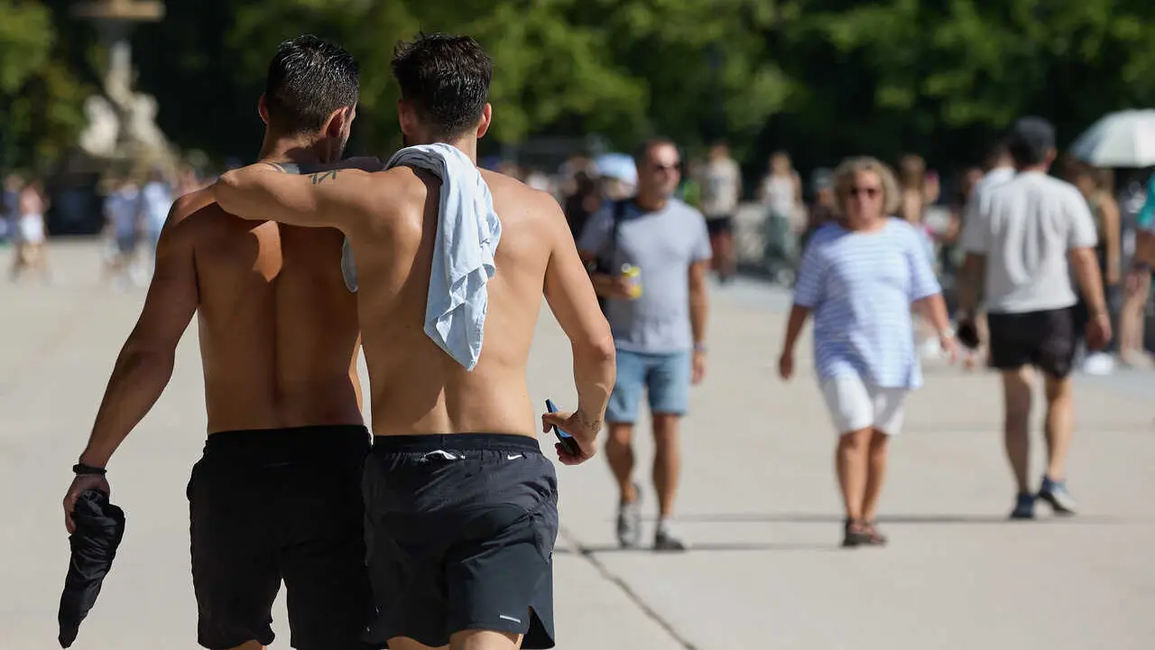 Archivo - Dos hombres sin camiseta en el Parque de El Retiro 