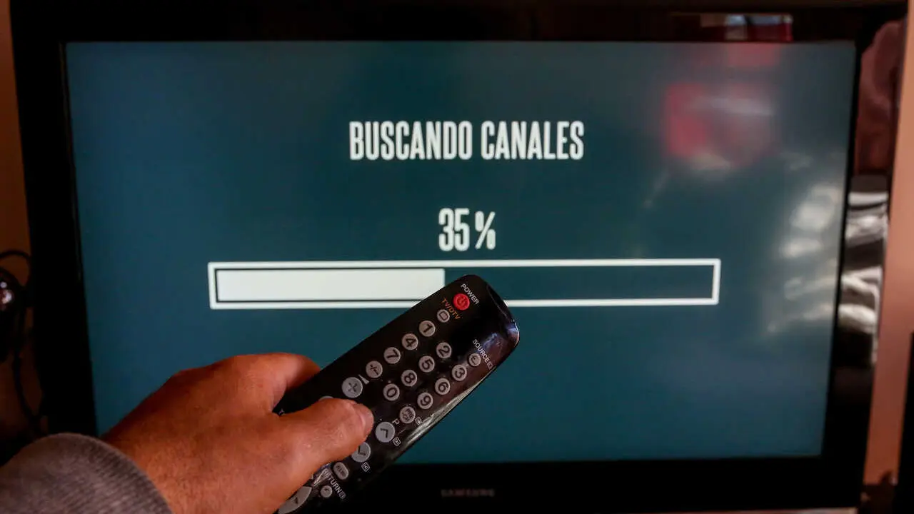 Archivo - Una persona utiliza su mando de la televisi&oacute;n para buscar canales, en Madrid (Espa&ntilde;a), a 7 de octubre de 2020. El cese de emisiones de algunos canales en sus antiguas frecuencias de la TDT en la Comunidad de Madrid se producir&aacute; este mi&eacute;rcoles, s