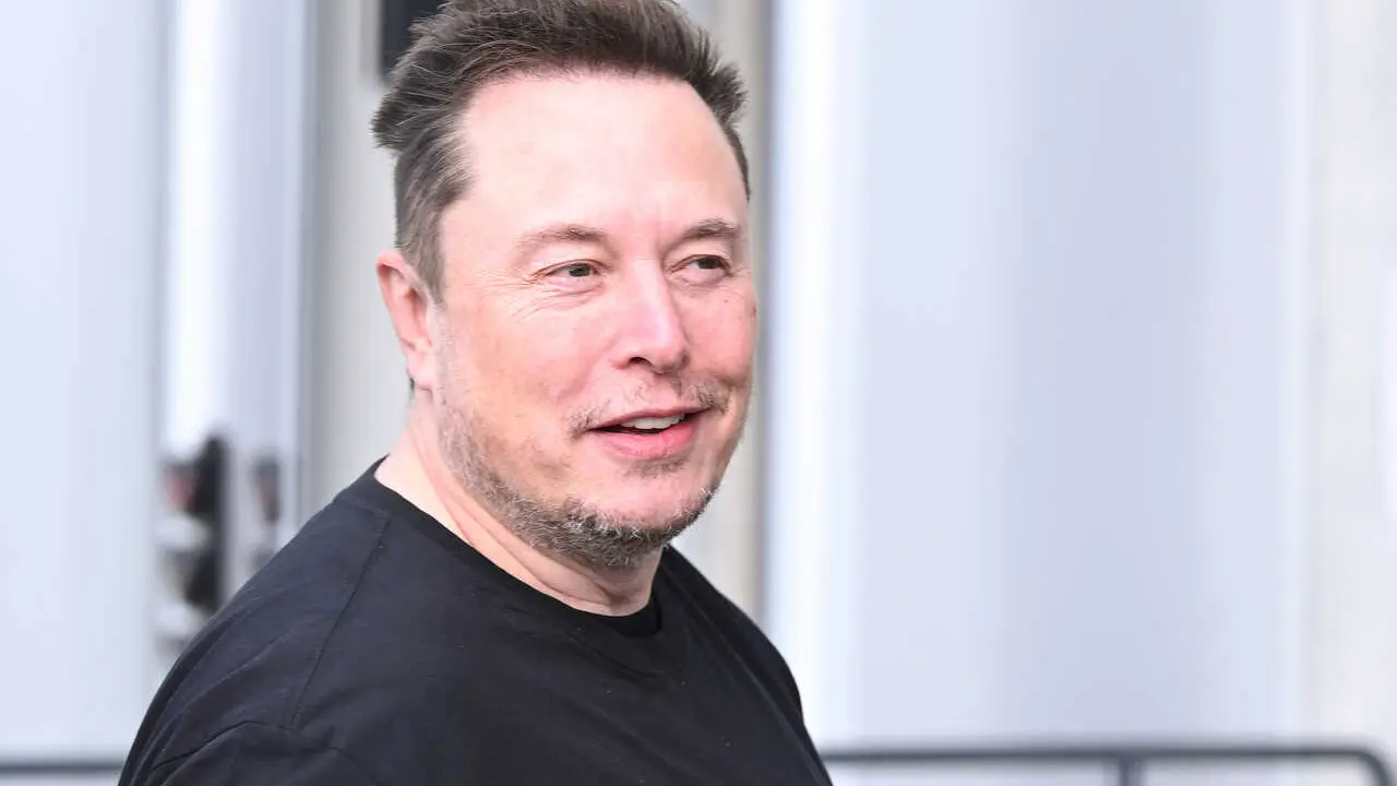 Archivo - FILED - 13 March 2024, Brandenburg, Gruenheide: Tesla owner Elon Musk leaves the Tesla Gigafactory Berlin-Brandenburg. Photo: Sebastian Gollnow/dpa
