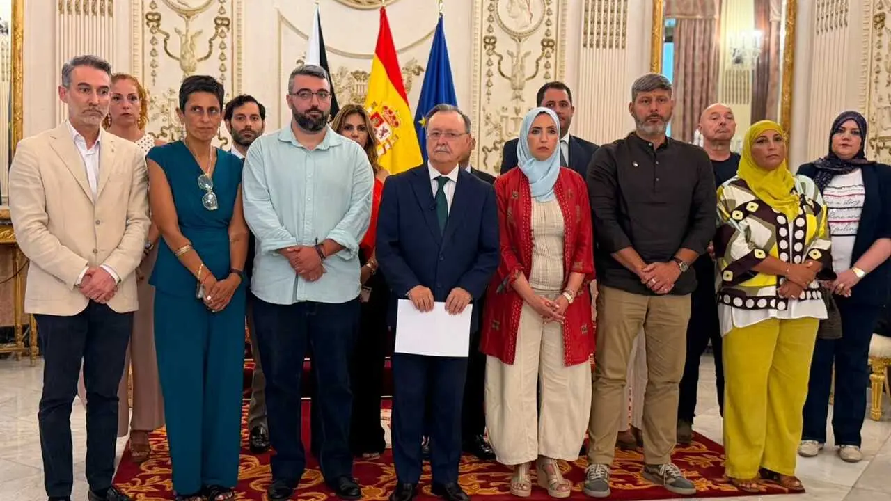 Junta de Portavoces de Ceuta con el presidente, Juan Jes&uacute;s Vivas en el  centro.