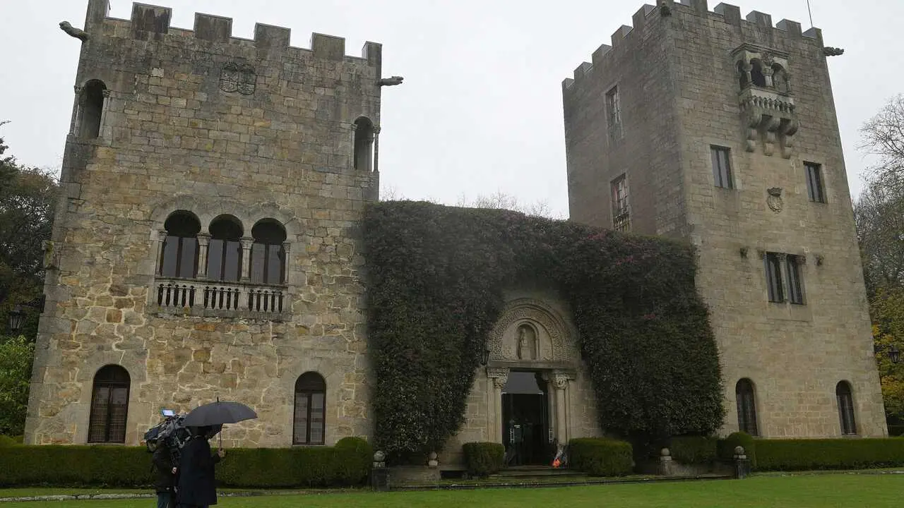 Pazo de Meir&aacute;s el d&iacute;a de su devoluci&oacute;n al Estado, en Sada, A Coru&ntilde;a, Galicia, (Espa&ntilde;a), a 10 de diciembre de 2020. La familia Franco devuelve hoy al Estado el pazo de Meir&aacute;s, que pasar&aacute; al patrimonio p&uacute;blico 82 a&ntilde;os despu&eacute;s de ser entregado al dictador y como resultado de la ejecuci&oacute;n provisional de la sentencia dictada por el Juzgado de Primera Instancia n&uacute;mero 1 de A Coru&ntilde;a que les conden&oacute; a su devoluci&oacute;n. Lo ser&aacute; de forma provisional a la espera de que se dicte una sentencia definitiva, lo que tendr&aacute; lugar una vez que se agoten todos los recursos judiciales posibles. Ayer mismo, los Franco depositaron en el Juzgado de Primera Instancia n&uacute;mero 1 de A Coru&ntilde;a, para su entrega al Estado, las llaves del pazo de Meir&aacute;s, un d&iacute;a antes de que se procediese a la entrega del mismo.,Image: 575023793, License: Rights-managed, Restrictions: , Model Release: no, Credit line: EUROPA PRESS/M.Dylan.POOL / Europa Press / ContactoPhoto