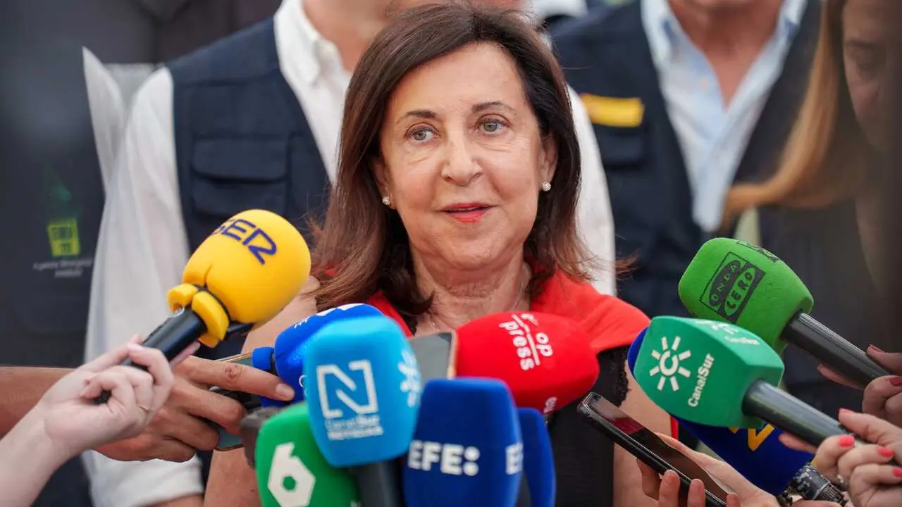 La ministra de Defensa, Margarita Robles atiende a los medios en el PMA del incendio forestal de los Gallardos. A 12 de julio de 2026 en los Gallardos, Almer&iacute;a (Andaluc&iacute;a, Espa&ntilde;a). El presidente de la Junta de Andaluc&iacute;a, Juanma Moreno y la ministra de def