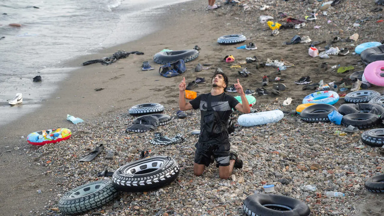 Flotadores y migrantes tras traspasar la frontera entre Ceuta y Marruecos, a 31 de julio de 2026.