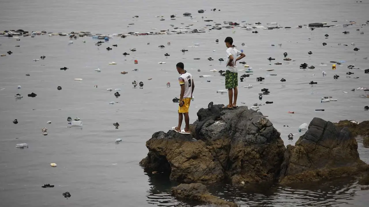 Varios migrantes intentan cruzar a nado la frontera, a 31 de julio de 2026, en Ceuta (Espa&ntilde;a).