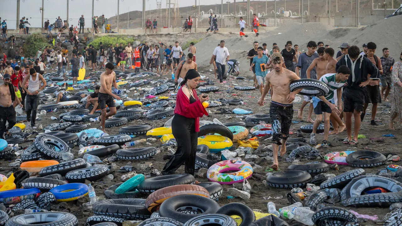 Flotadores y migrantes tras traspasar la frontera entre Ceuta y Marruecos, a 31 de julio de 2026, en Madrid (Espa&ntilde;a). 