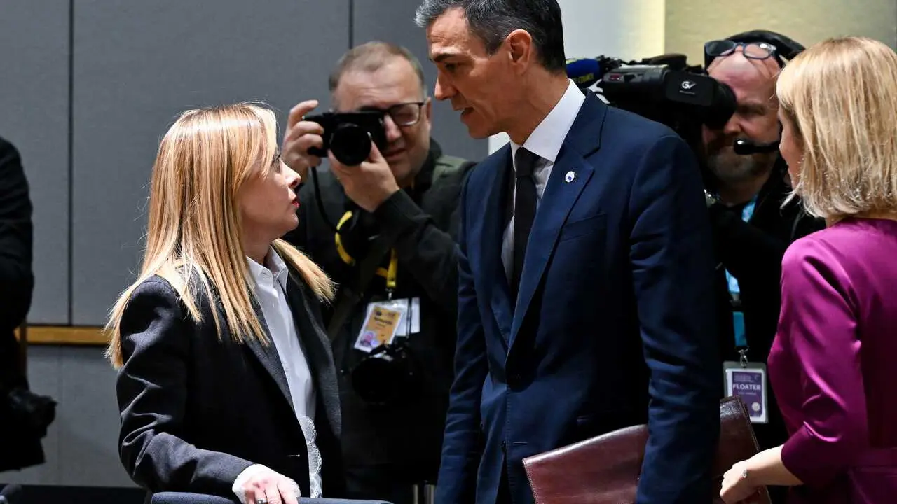 Archivo - El presidente del Gobierno, Pedro S&aacute;nchez y la primera ministra de Italia, Giorgia Meloni durante una cumbre de l&iacute;deres europeos en Bruselas.